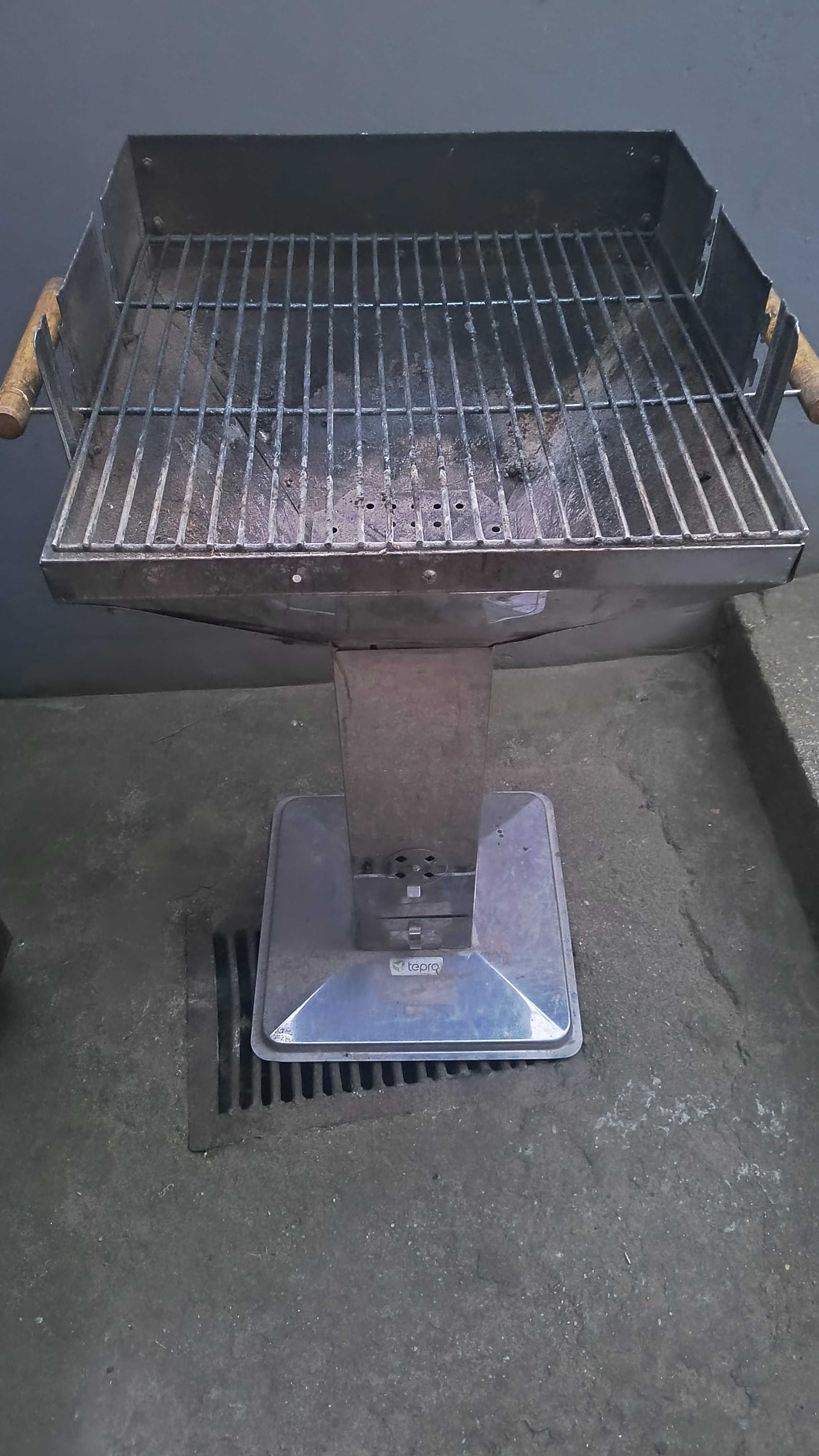 grill węglowy nierdzewny