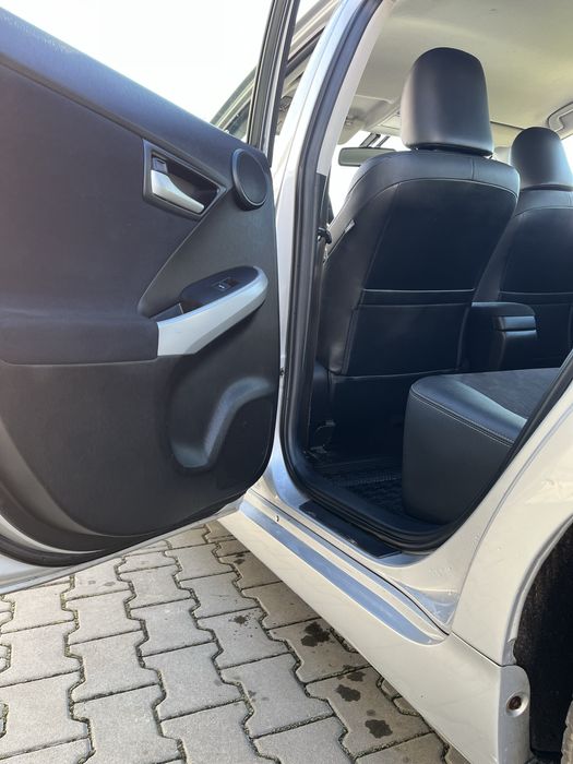 Продається Toyota Prius в технічно відміному стані.