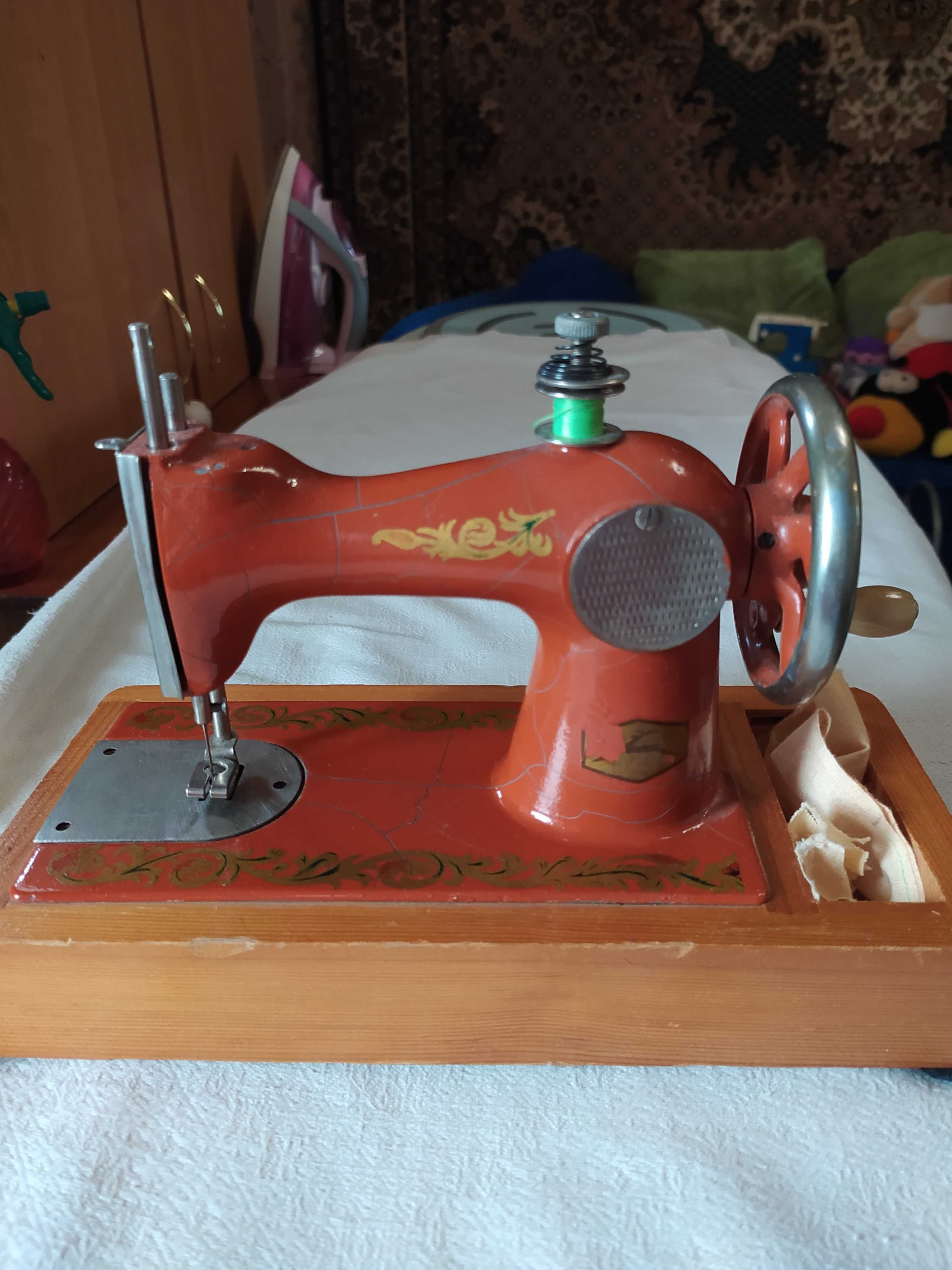 Винтажная детская швейная машинка СССР