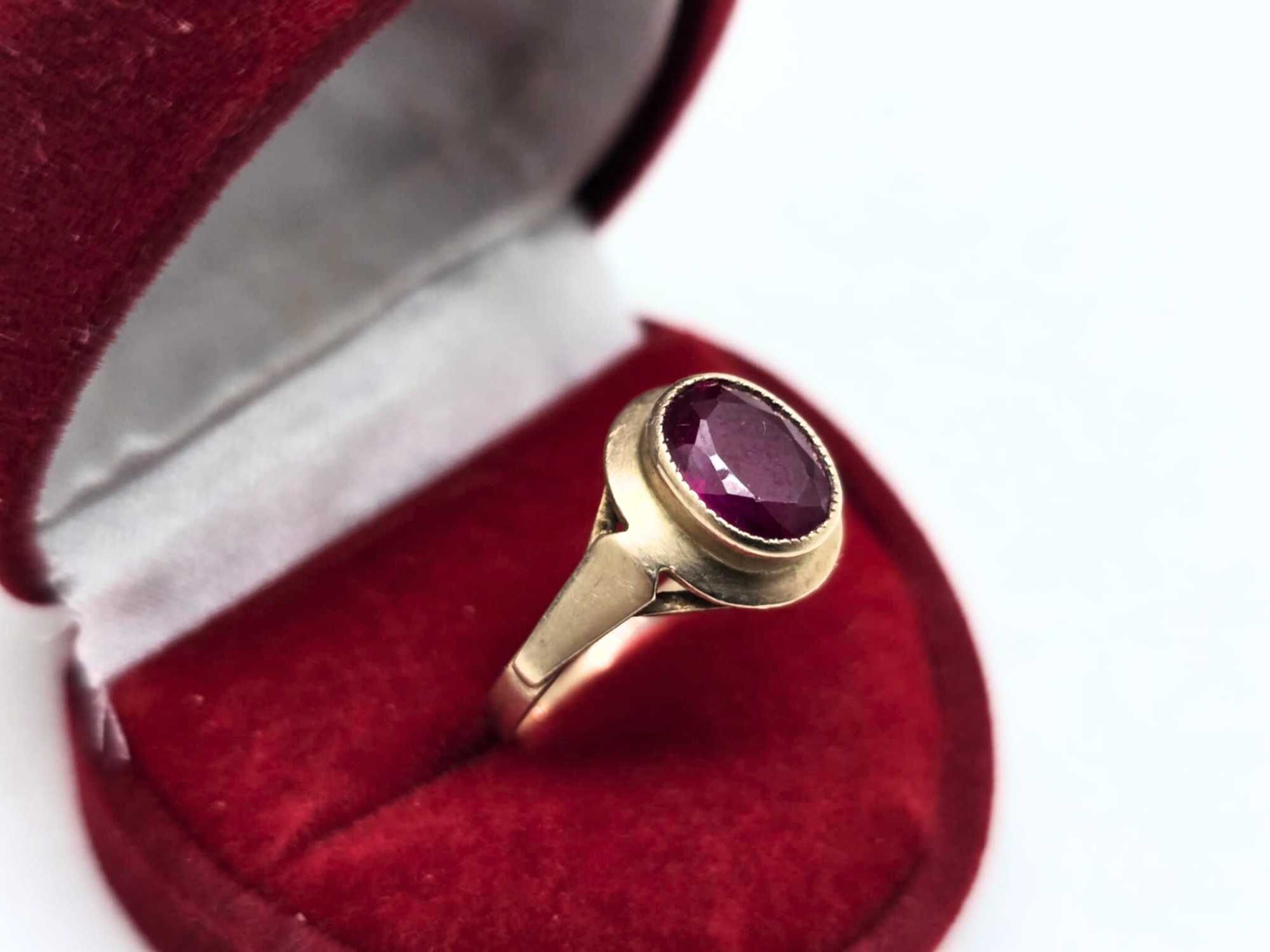 Elegancki złoty pierścionek z czerwonym oczkiem 585 – 3,19g, r.19