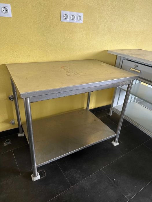 Mesa Industrial em Inox com Prateleira Inferior - 63x94x67 cm