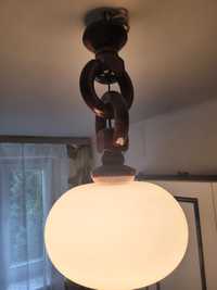 Lampa sufitowa z ciemnym drewnem