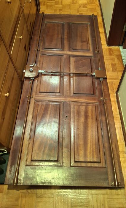 Porta madeira maciça c/ fechadura e tranncas