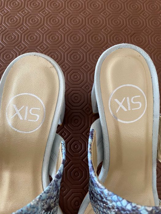 Chinelas marca XIS camurça e pele a emitar pele cobra (azuis claras)