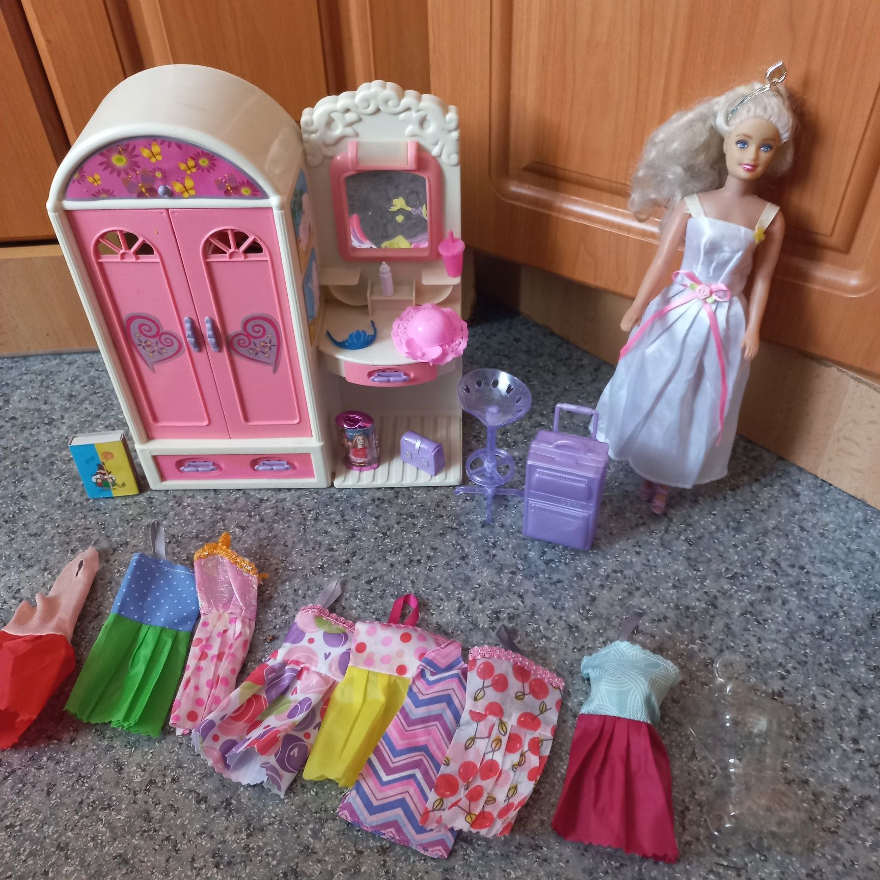 Шкаф с аксессуарами и куколкой  Барби