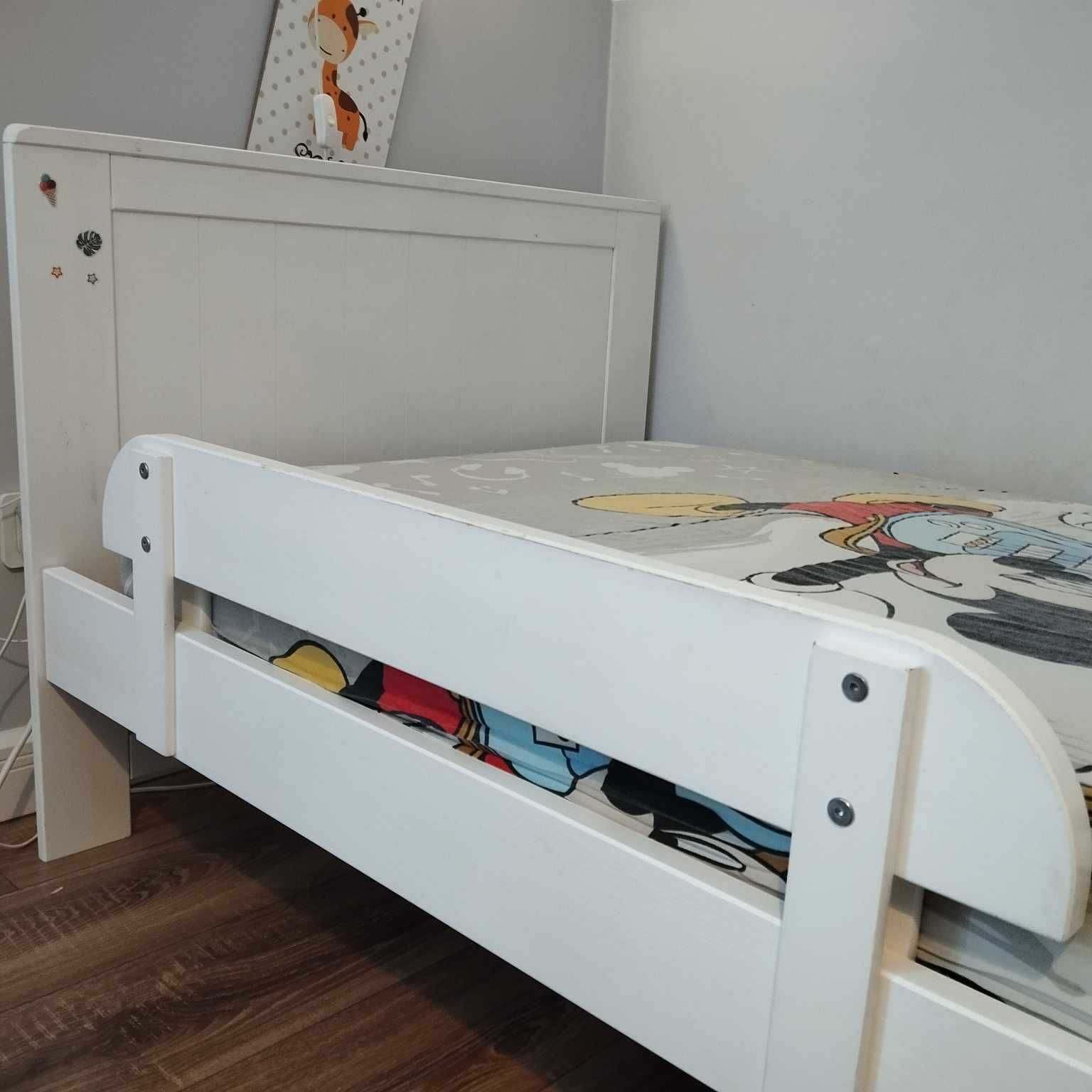 Łóżko drewniane z szufladą, barierką i materacem