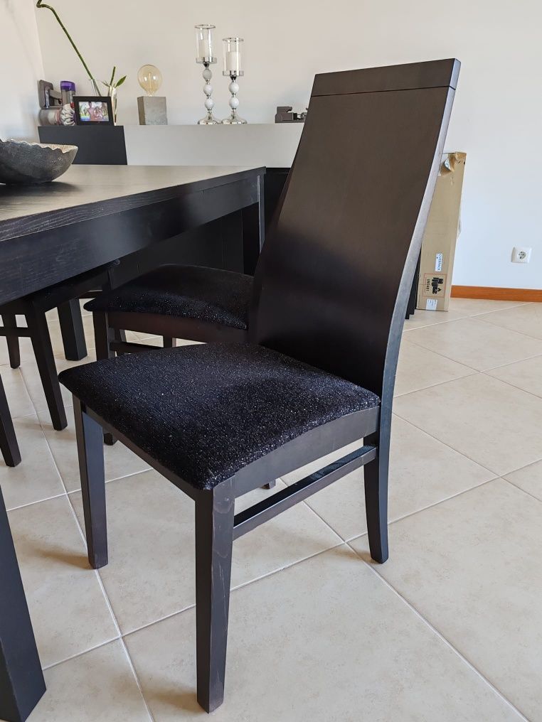 Mesa e cadeiras de sala