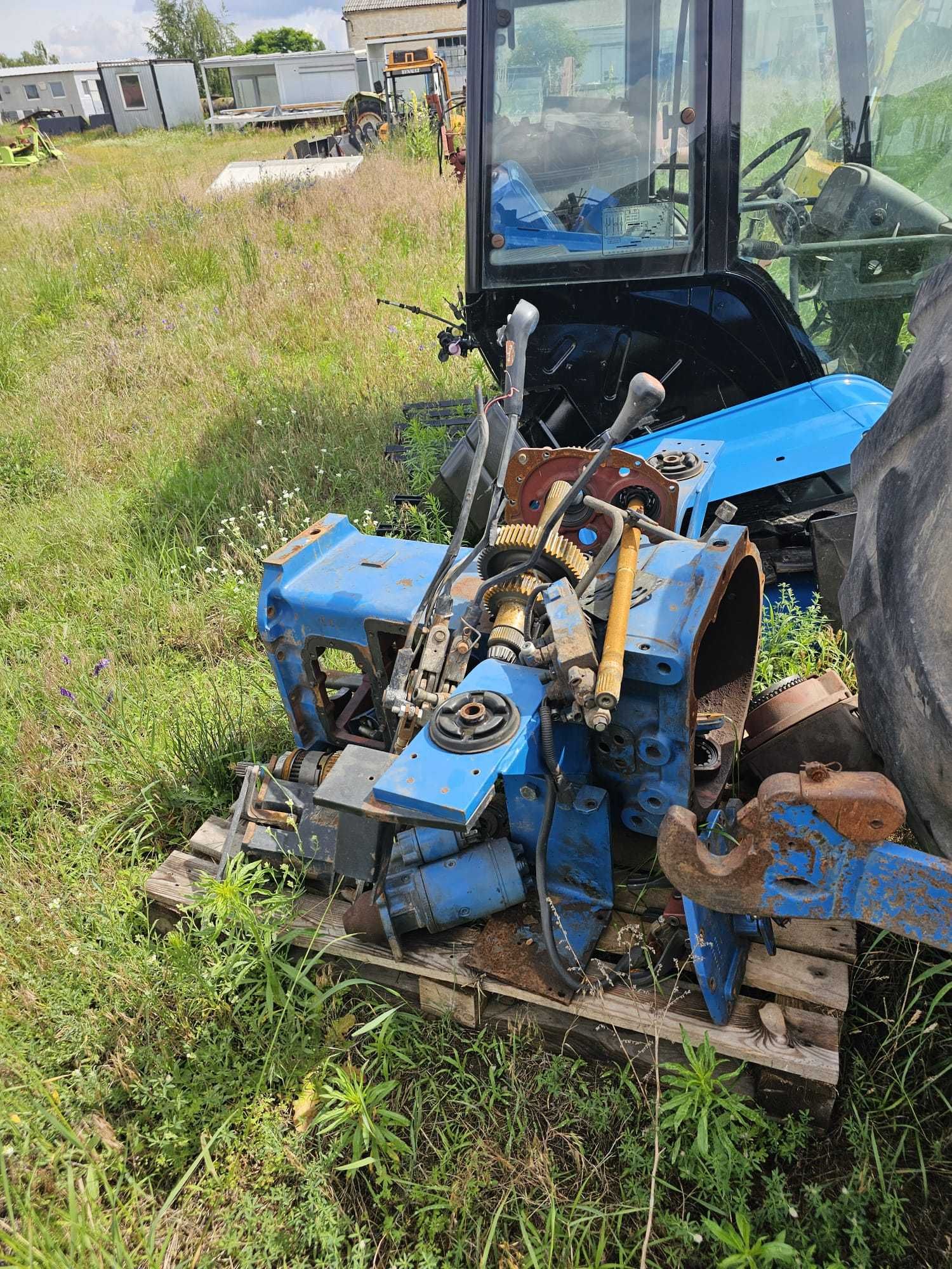 Ciągnik New Holland uszkodzony