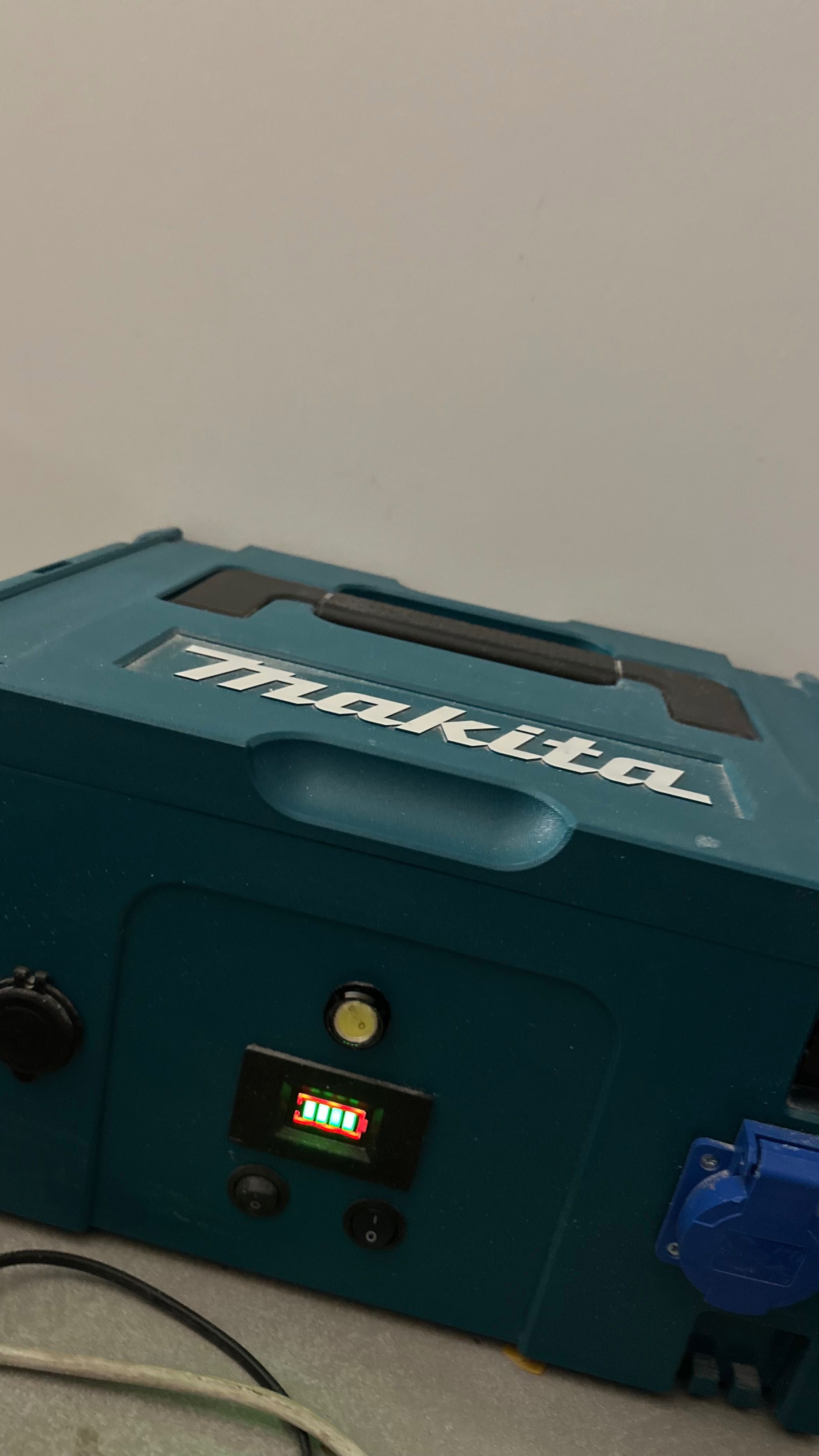 Зовнішній акумулятор портативна електростанція Makita