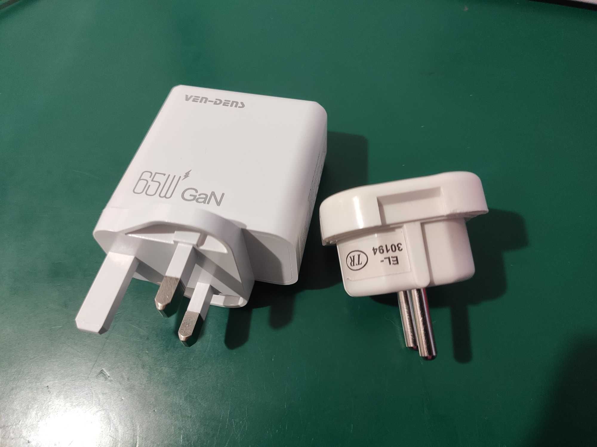 Szybka ładowarka unwersalna Motorola 65W 3 porty USB USB C biała