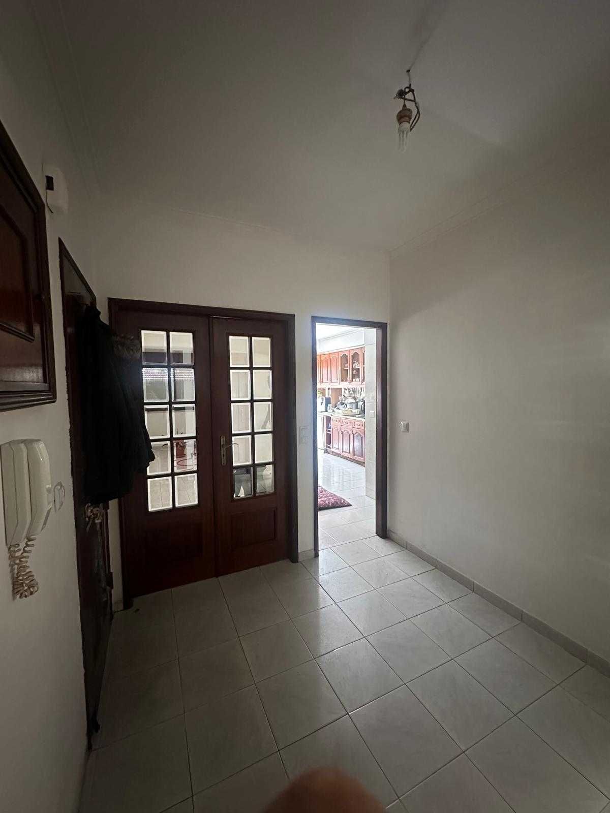 Apartamento T2 com Garagem Varge Mondar