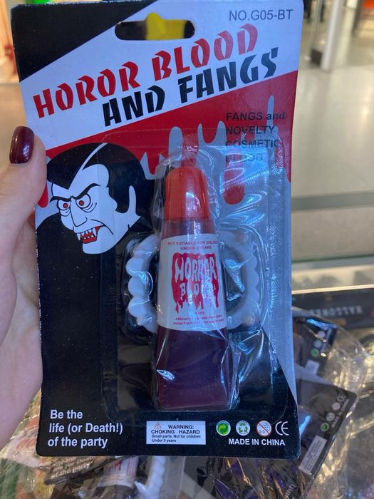 Кровь и зубы вампира на Хеллоуин