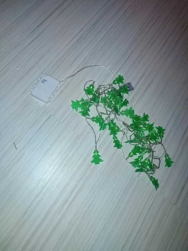 lampki świąteczne w kształcie choinek