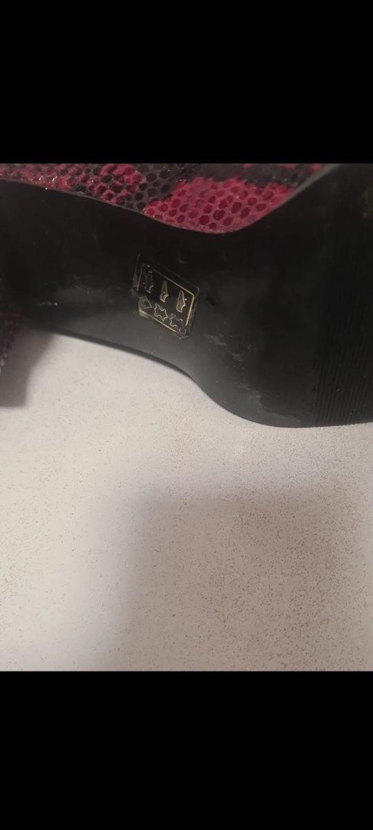 Botas De Senhora Vermelho e Preto