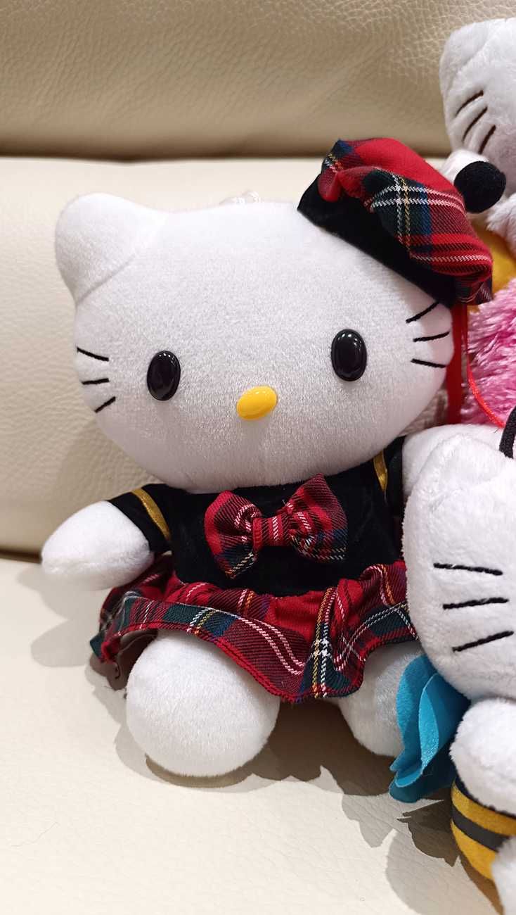 Coleção Exclusiva de 12 Peluches Hello Kitty p/Fãs e Colecionadores