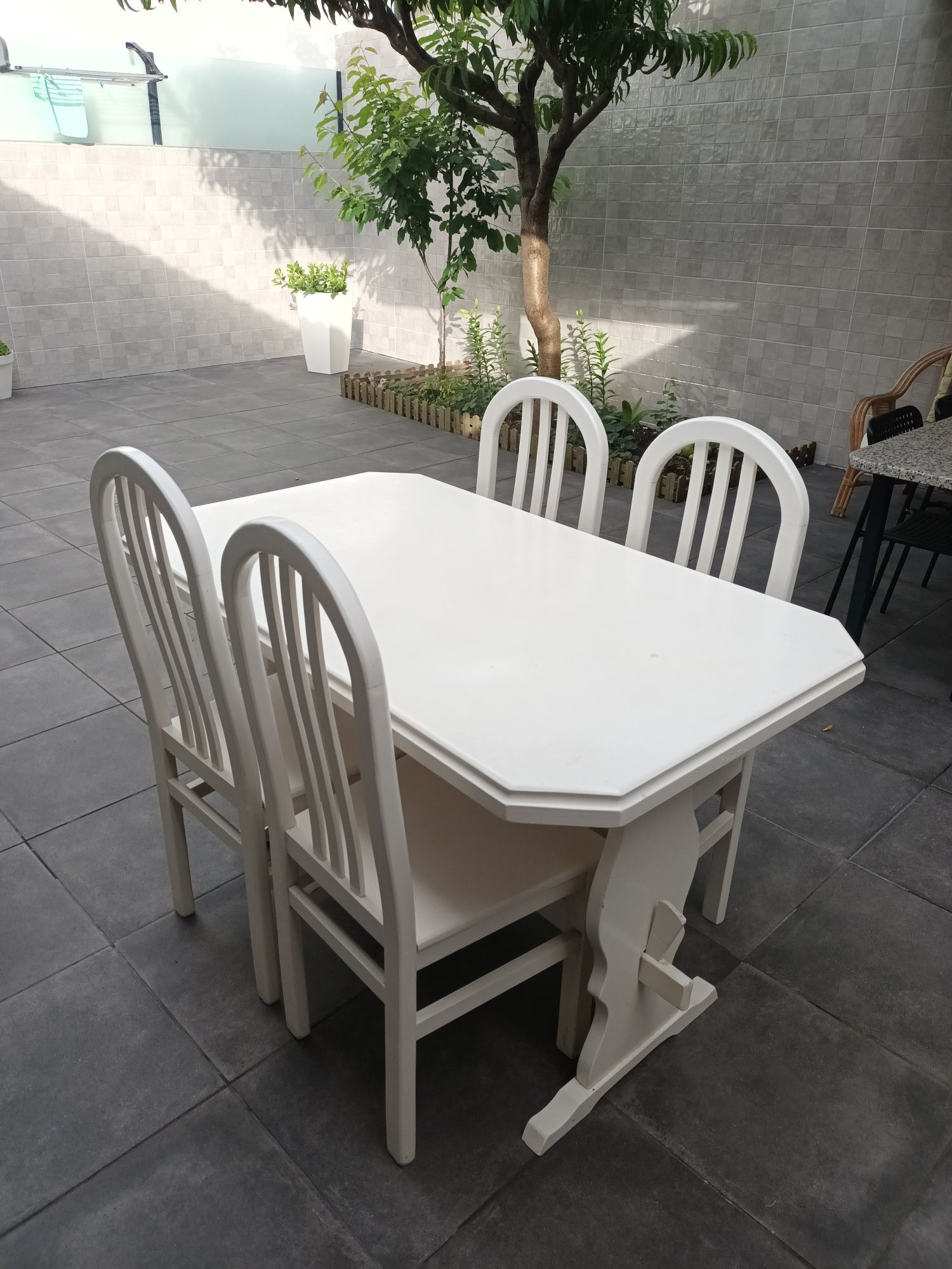 Cadeiras e mesa brancas
