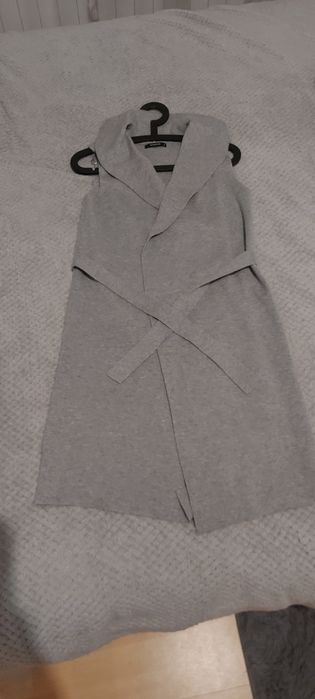 Szara kamizelka dluższa