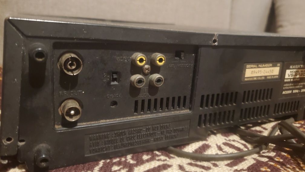 Odtwarzacz VHS Akai VS-R120EDG – klasyk retro, nieznany stan