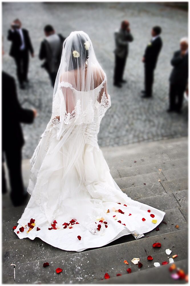 Suknia ślubna kloszowana, z piękną koronką