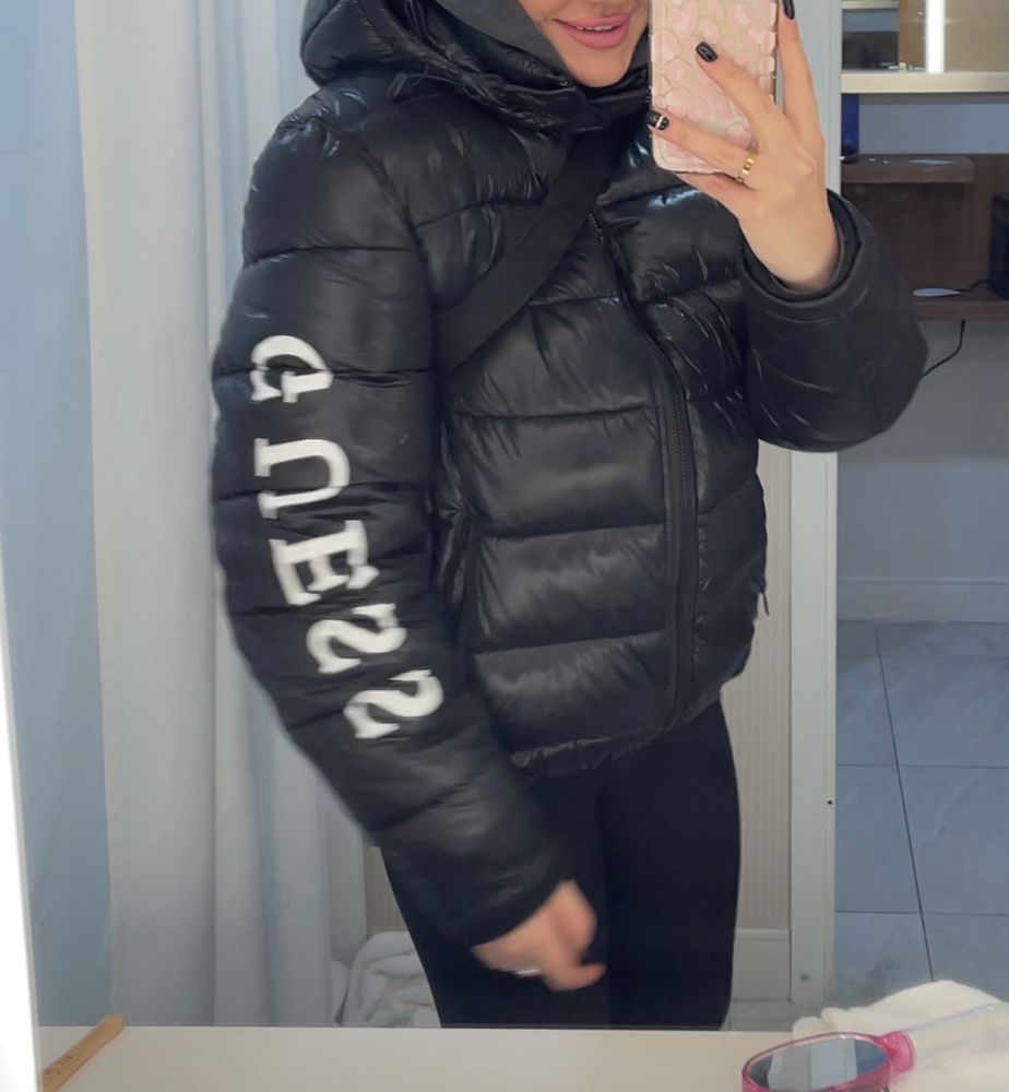 Пухова жіноча куртка Guess
