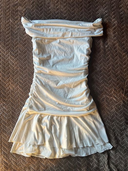 Vestido branco com folhos da Bershka