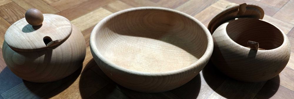 Drewniany zestaw kuchenny–miska +2 pojemniki z pokrywkami i łyżeczkami