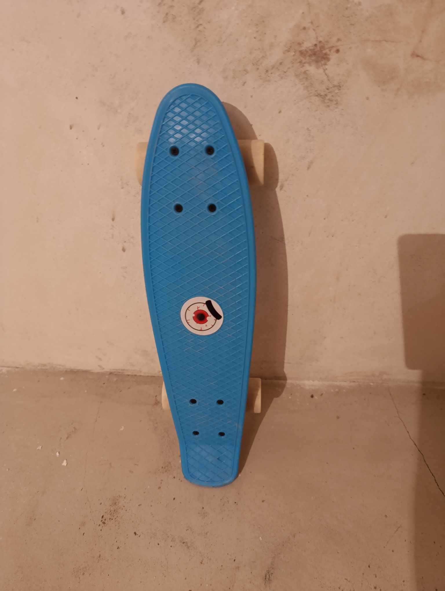 Skate azul e branco