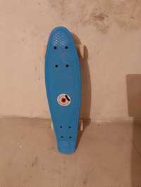 Skate azul e branco