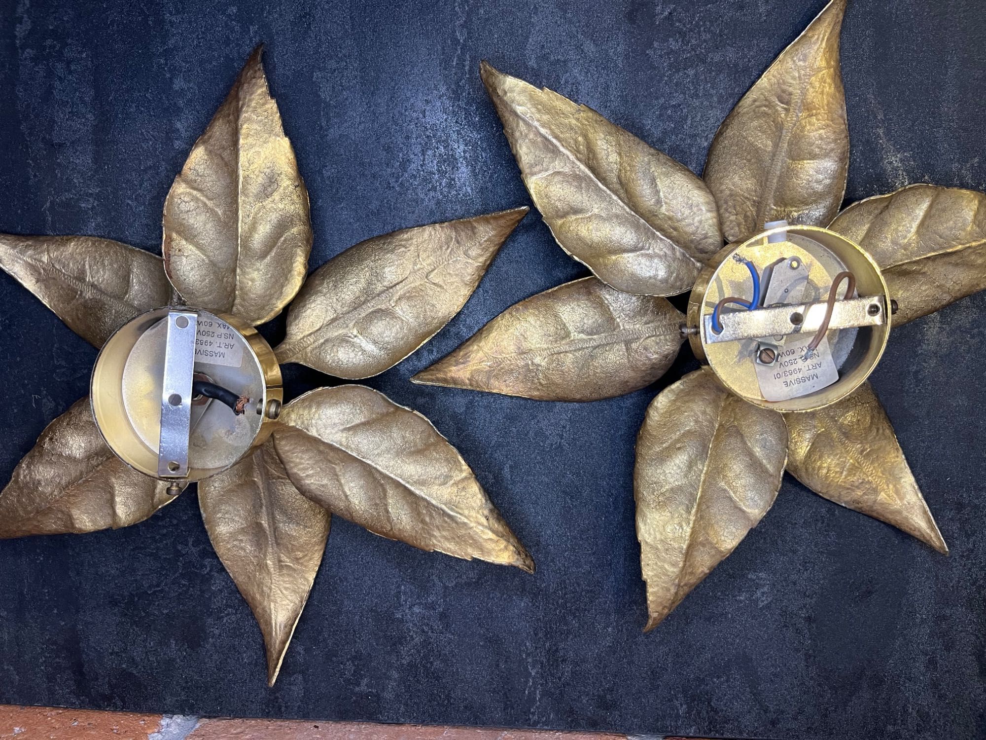 Dwa mosiężne kinkiety Massive, projektu Willy Daro. Designerskie lampy