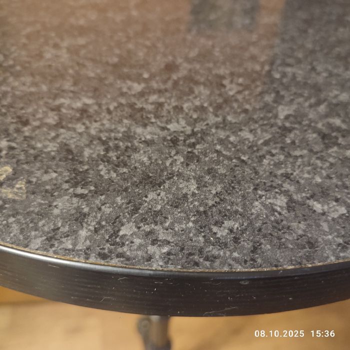 Барный столик на чугунной основе