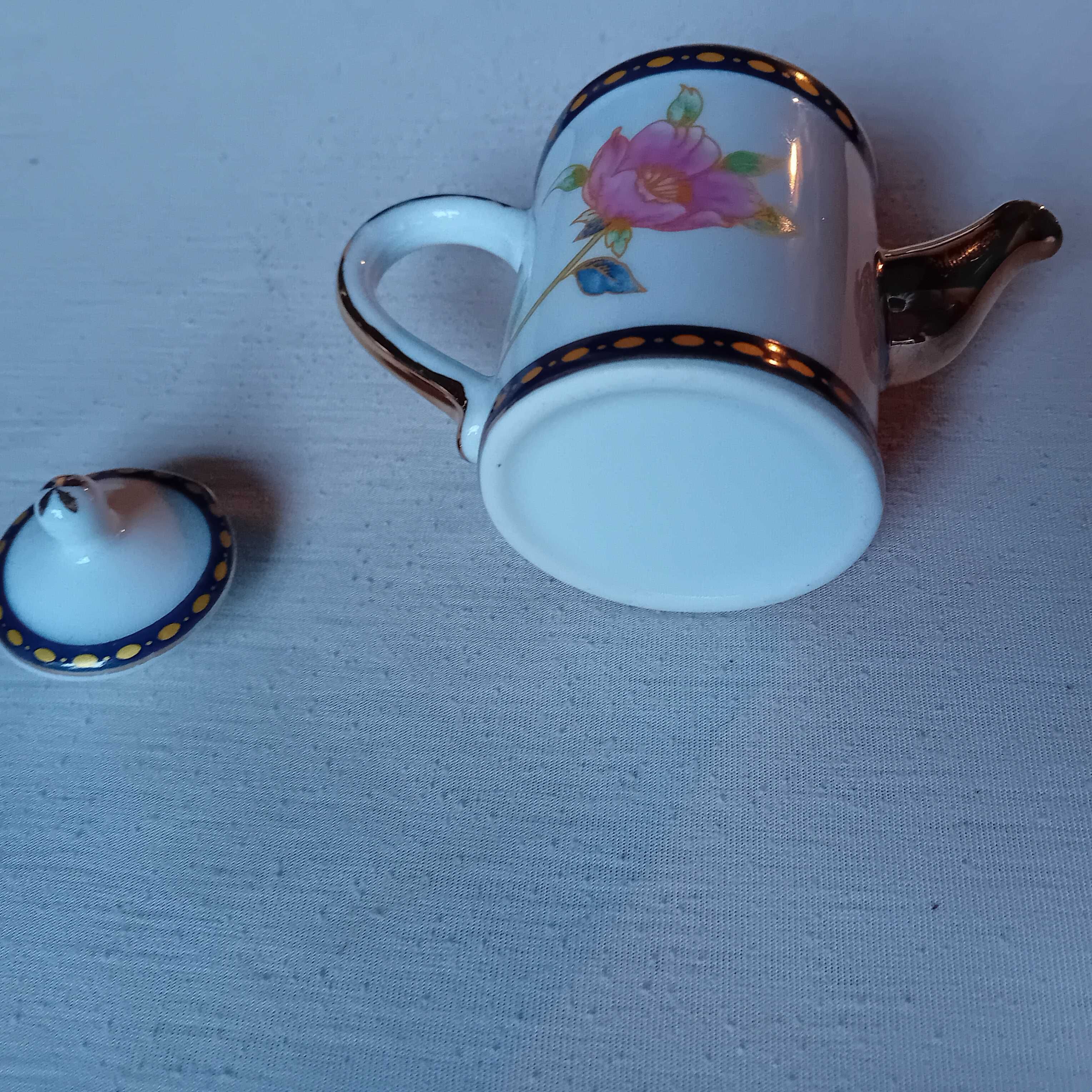 Porcelanowy czajniczek z zestawu dla lalek, około połowy XX w.