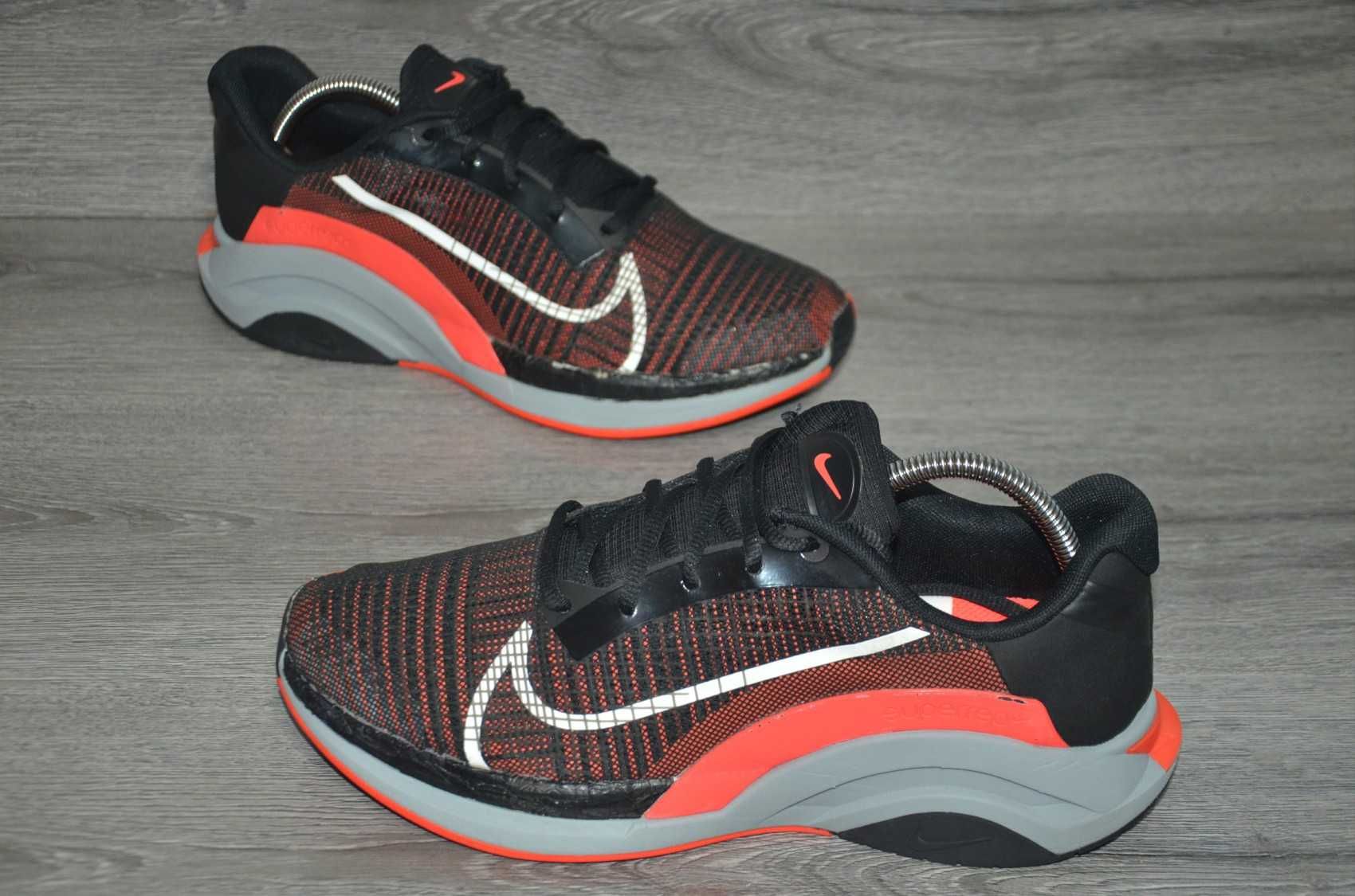Продам кросівки ФІРМА Nike SuperRep Surge