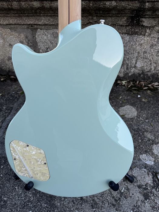 D'Angelico Atlantic Deluxe LTD