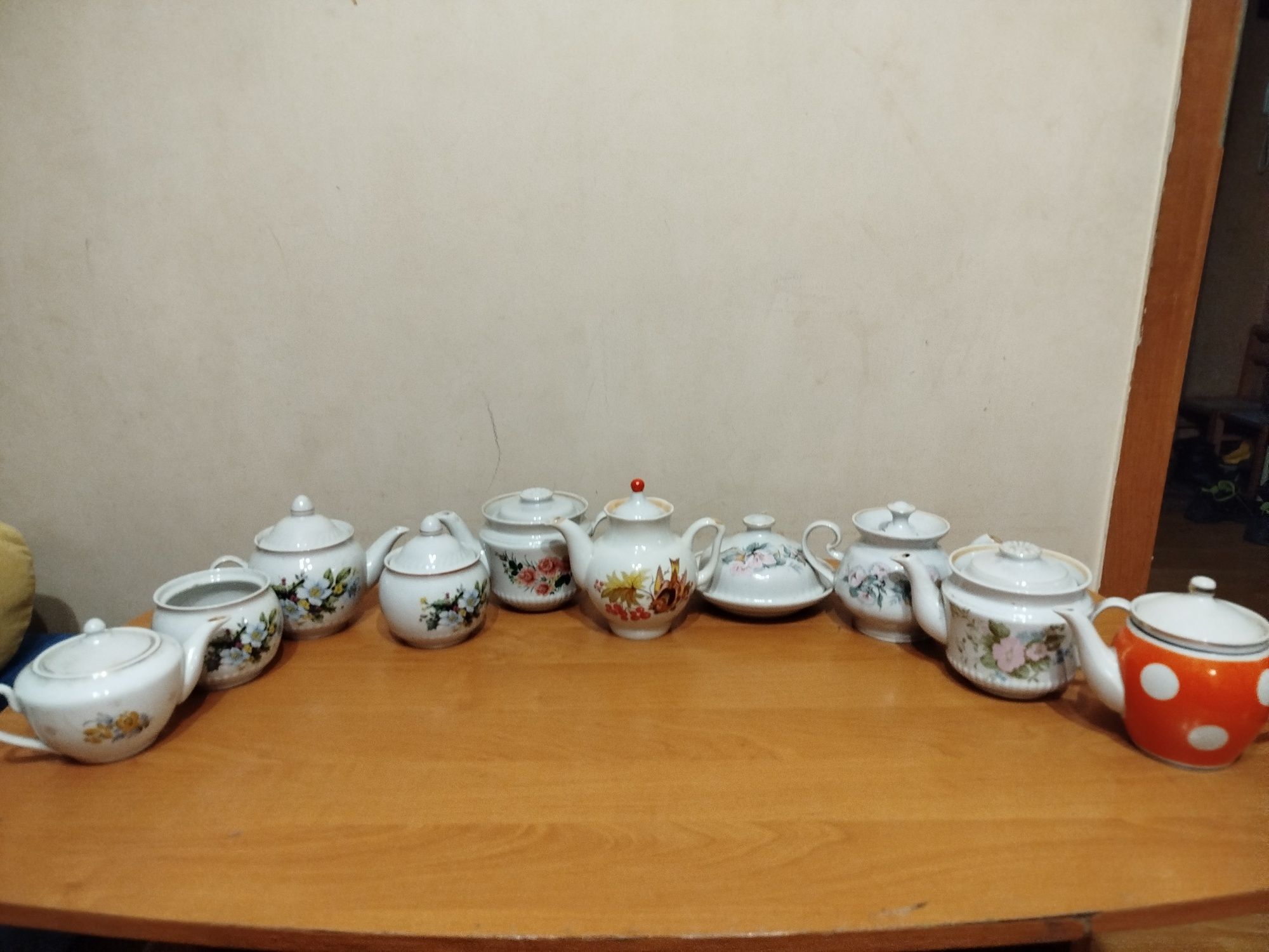 Заварники, сахарницы, маслёнки, молочники и др.