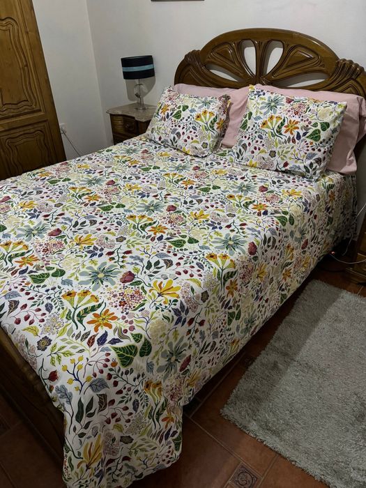 Quarto de casal de madeira maciça com mesinha cabeceira