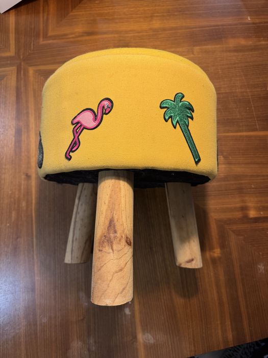 Banquinho infantil com pés de madeira