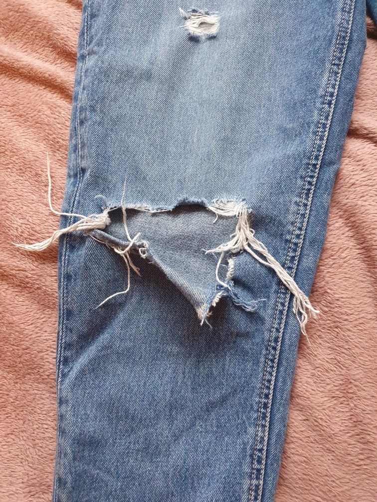 Jeansy mom jeans z dziurami, rozm. M, Primark