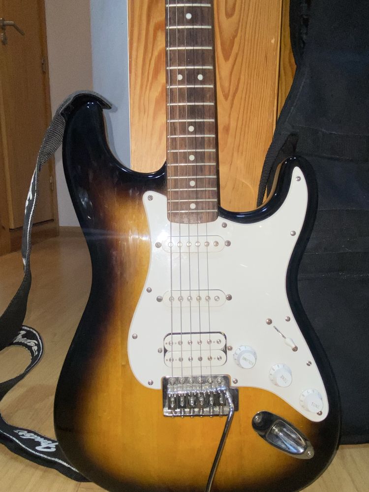 Squier + Amplificador Fender 10G + Bracelete + Mala