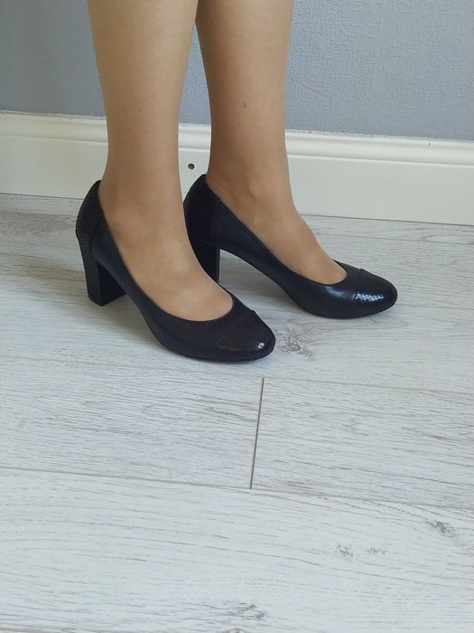 Комфортні шкіряні туфлі на стійких підборах, Lotus