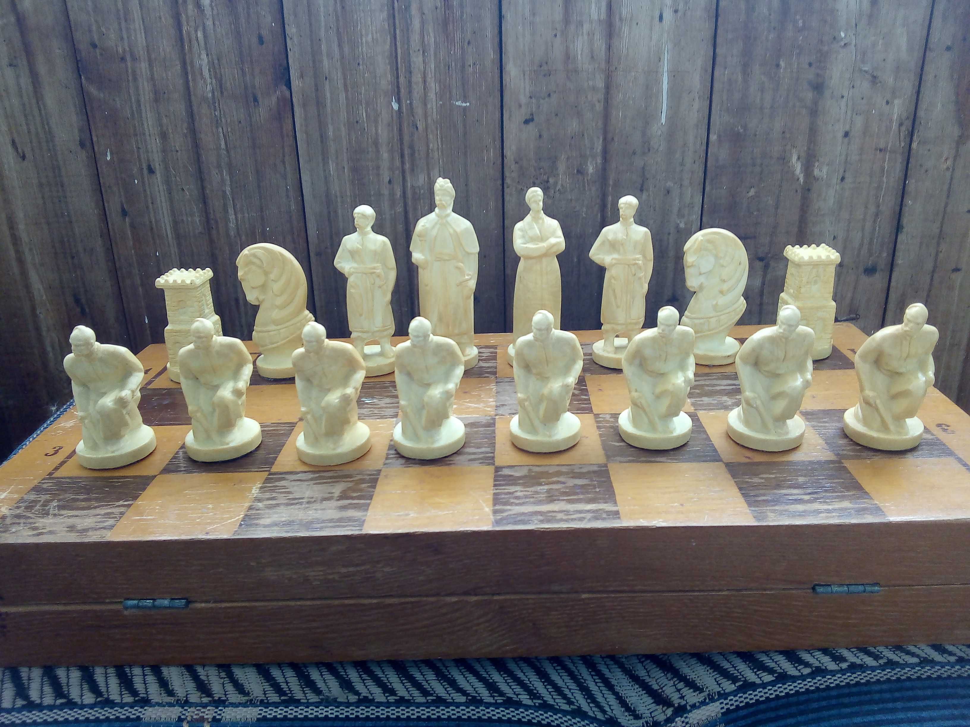 Продам шахматную доску с фигурами