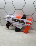 Nerf Ultra amp
– Kompaktowa wyrzutnia z serii Ultra, zasilana na bater