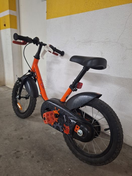 Bicicleta laranja e preta
