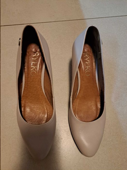 Ryłko - beżowe czółenka na szpilce