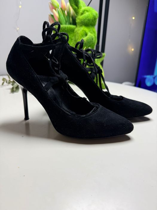 Eleganckie czarne szpilki z wiązaniem - kobiece i
stylowe, rozmiar 38