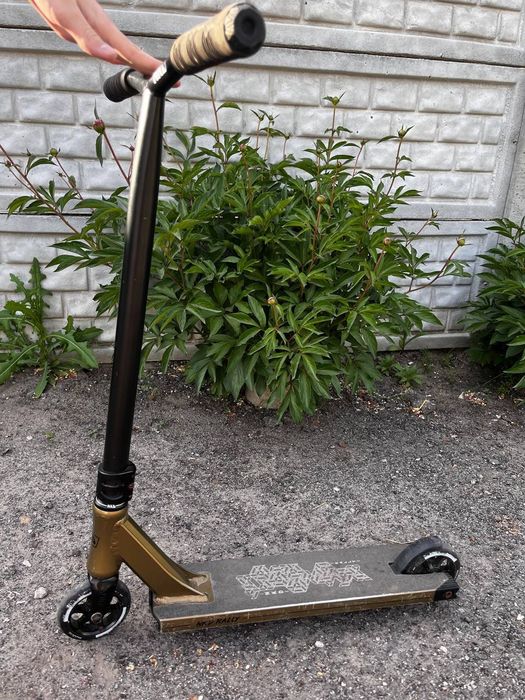 Трюковой самокат NKD Rally V4 Stunt Scooter Gold/Black (Multicolor)