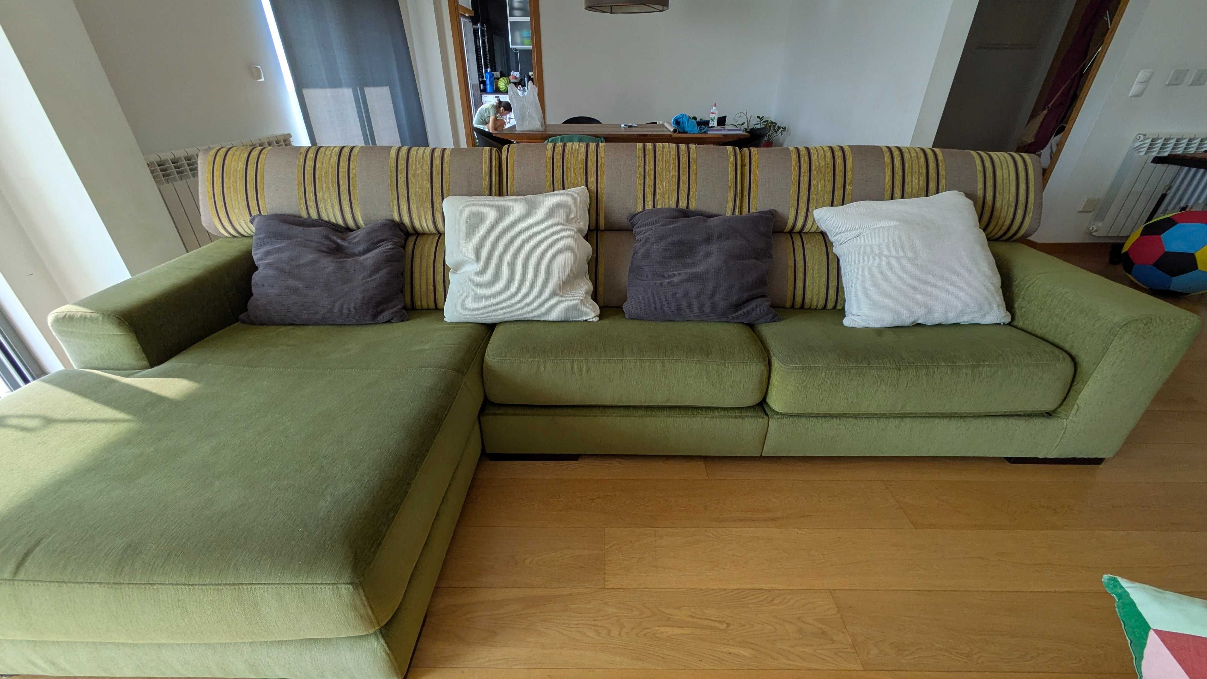 Sofá com chaise longue