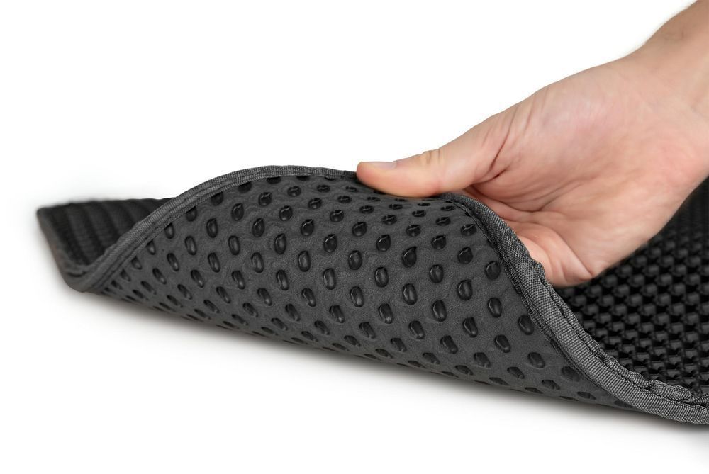 mata pod kuwetę m 45x60cm czarna dla kota