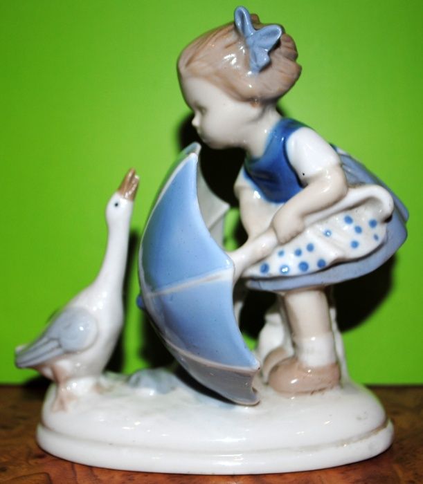 Figurka porcelanowa sygnowana