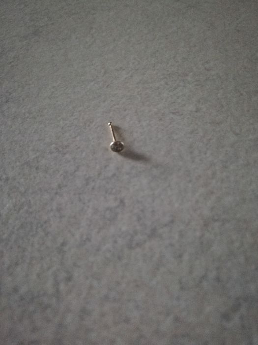 Złoty kolczyk do nosa