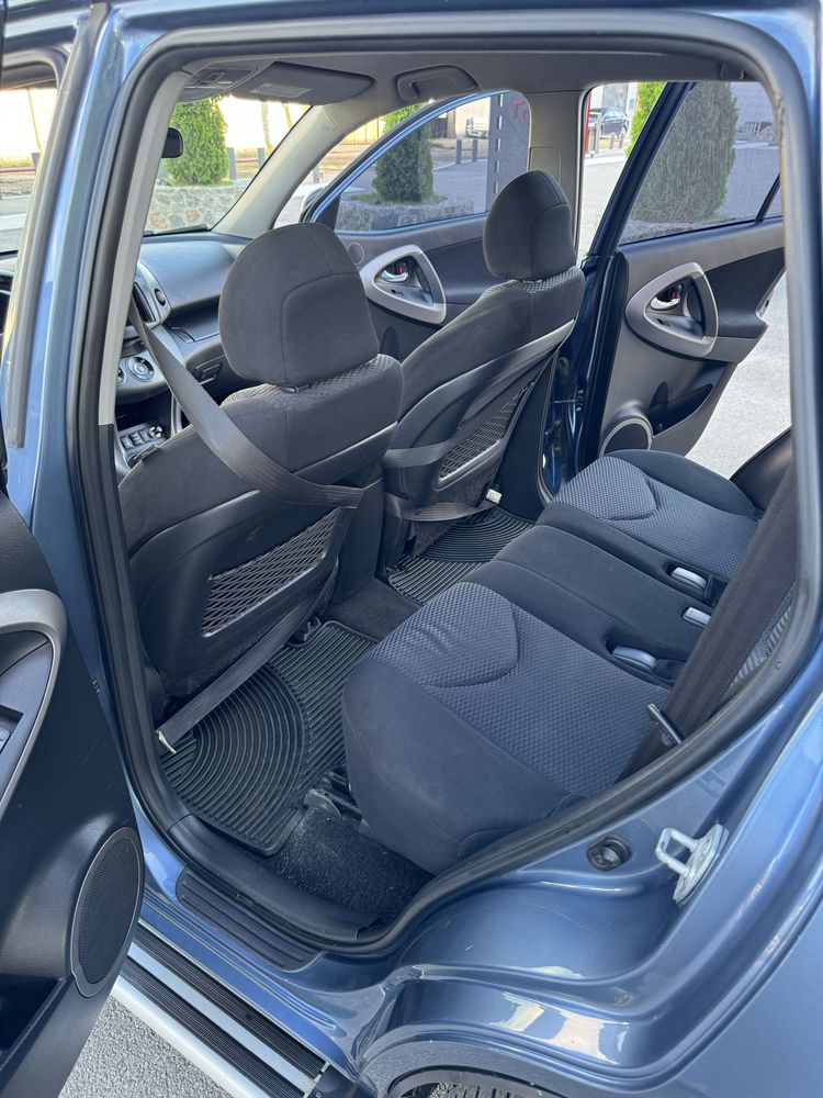 Продам свой авто Toyota Rav 4 полный привод, автомат!